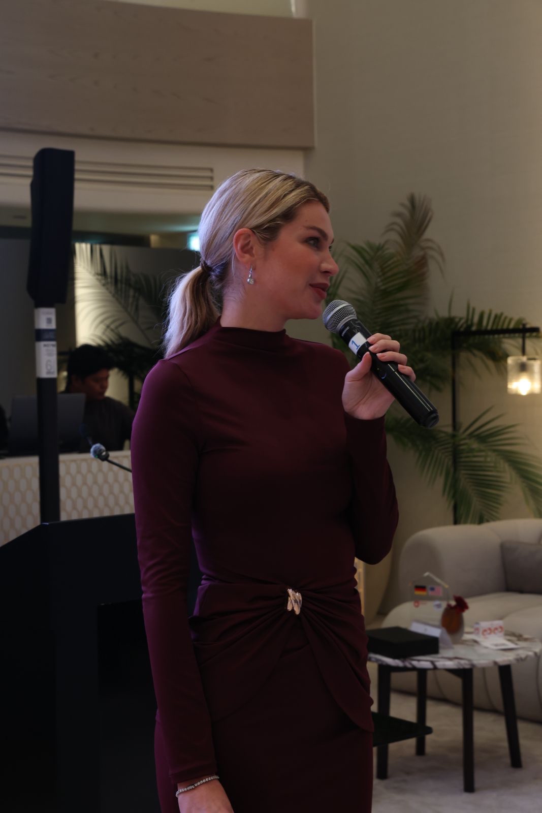 Alina Cara Beyer mit Mikrofon